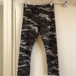 Lorna Jane camo print capri length tights with zipper pocket. Worn once. Size XS